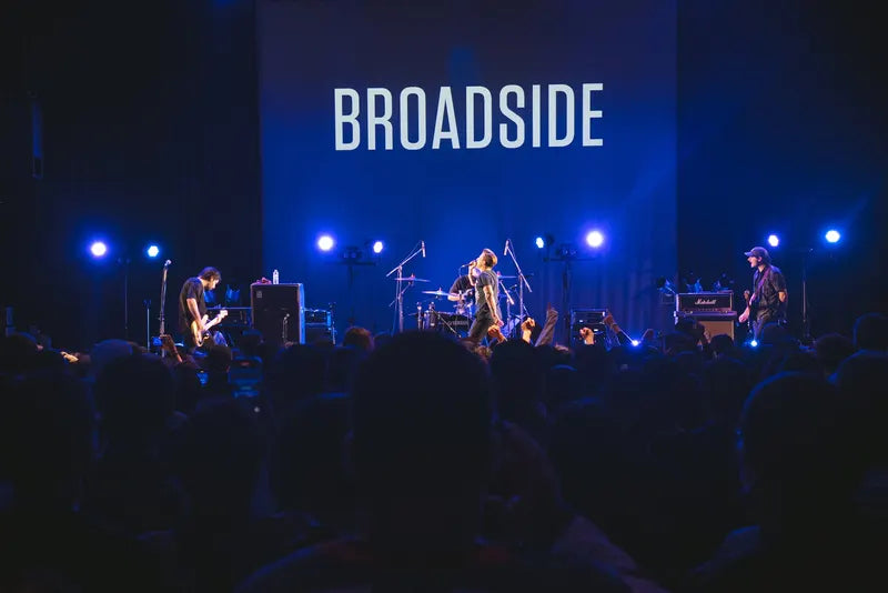 Broadside, live photo 1