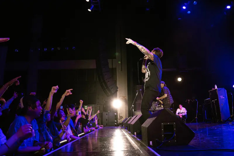 Broadside, live photo 2